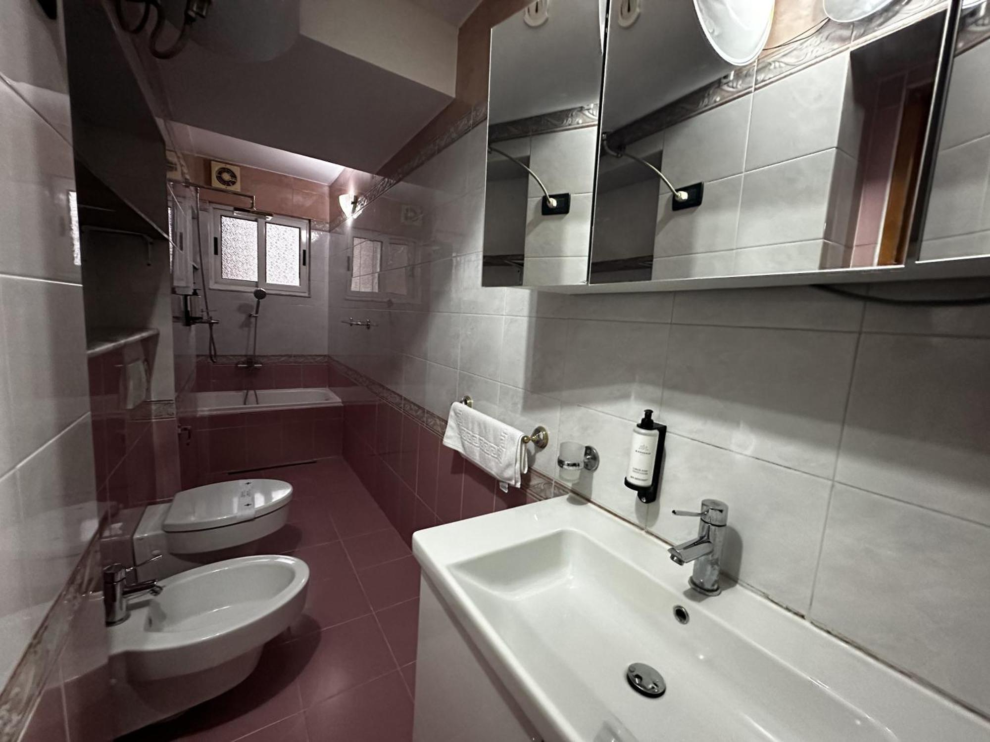 Tirana Treasure: Chic 2Br-Apartment 8Min To Skanderbeg Place المظهر الخارجي الصورة